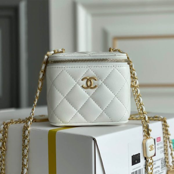 Ch*el small vanity with chain